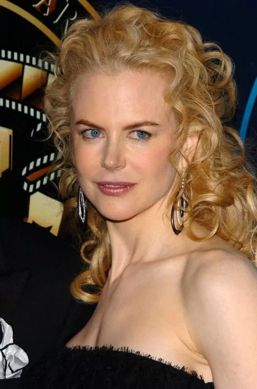 KIDMAN ABANDONS DYEING HER HAIR AND LEAVES EVERYONE SPEECHLESS! THE ACTRESS MAKES RARE APPEARANCE WITH COMPLETELY GRAYED HAIR!