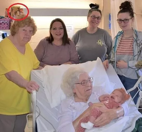 ‘This One Was Special,’ six generations of women exclaim as they pose for a sweet family photo.