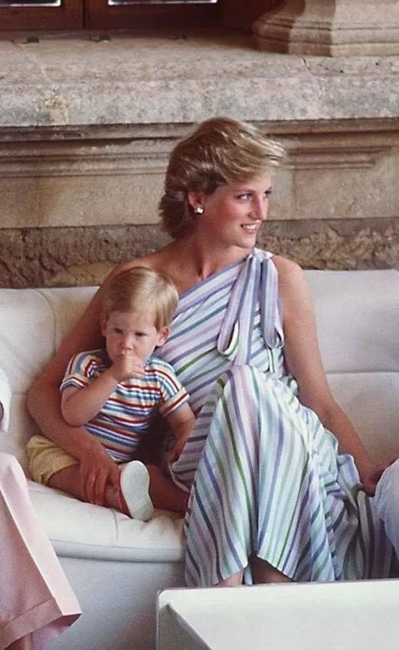 UNCOMMON IMAGES OF PRINCESS DIANA, ONE OF THE MOST PHOTOGRAPHED PEOPLE ON EARTH