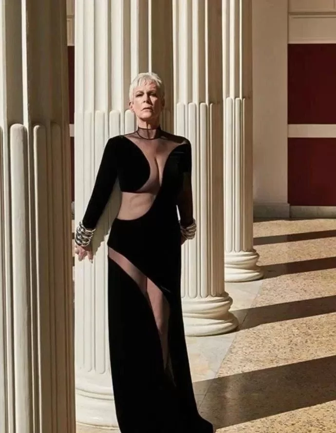 An elegant dress with a deep neckline. Jamie Lee Curtis showed off her amazing figure at 64 years old