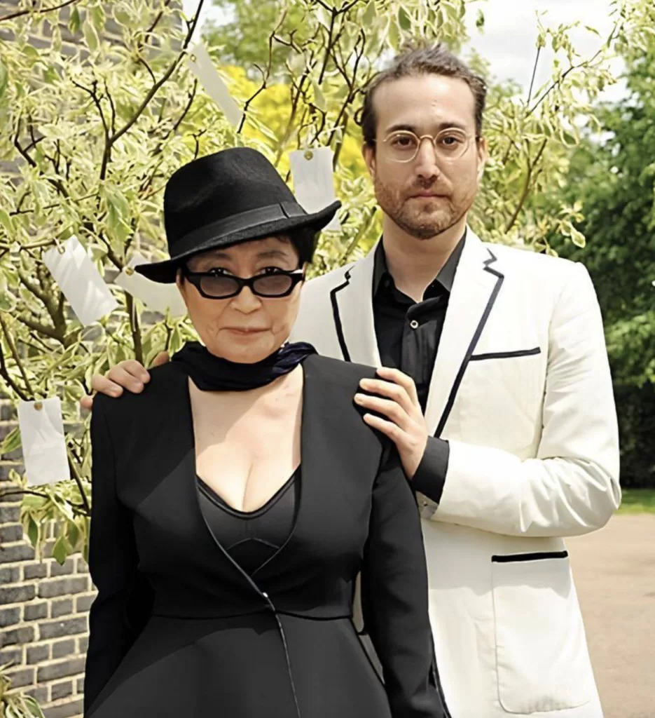 YOKO ONO, 91, DECIDED TO ACCEPT THE $30M MANSION THAT HER SON SEAN LENNON, 48, GAVE HER EVEN THOUGH SHE HAS A NET WORTH OF $700M ‘I ACCEPTED MY SON’S LOVE SO THAT I COULD RETURN IT LATER’