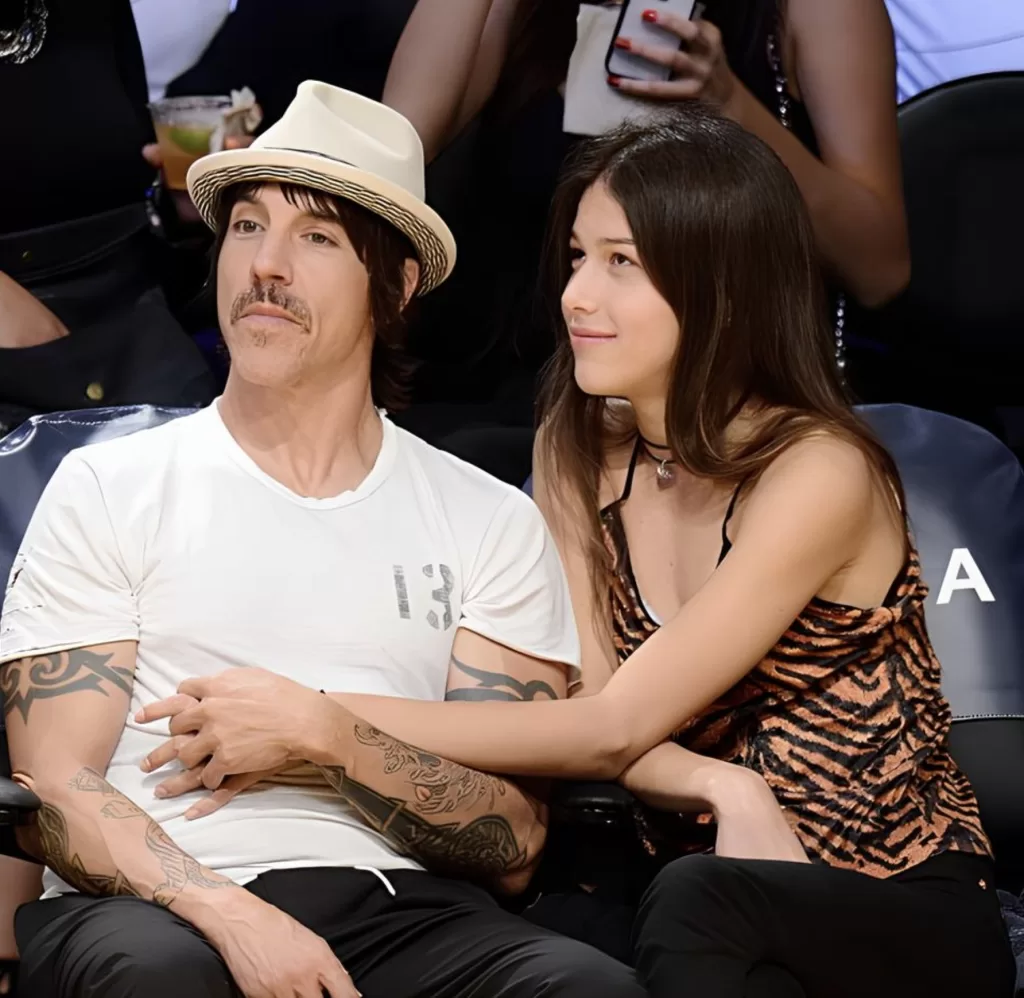 RED HОT CHILI PEPPERS’ ANTHONY KIEDIS, 61, SPOTTED ENGAGING IN PUBLIC DISPLAY OF AFFECTION WHILE WATCHING NBA WITH GIRLFRIEND HELENA, 19