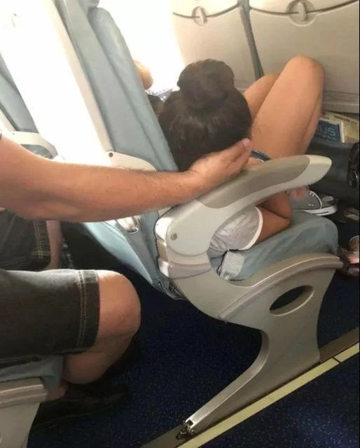 DAD SPARKS ONLINE DEBATE AFTER CRADLING DAUGHTER’S HEAD FOR 45 MINUTES SO SHE COULD SLEEP DURING A FLIGHT