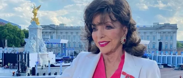 «91-Year-Old Joan Collins Shows Off Her Vacation in Saint-Tropez in Shorts and Glitzy Glasses.»